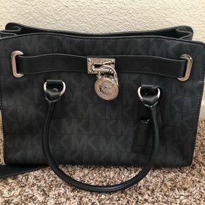 Black & silver authentic Michael Kors purse! 🖤🔗